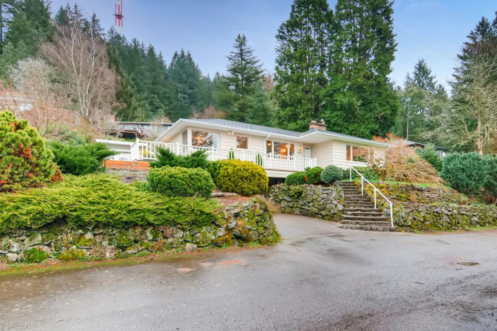 JUST LISTED! Stellar MidCent in Hillsdale Living Room Realty