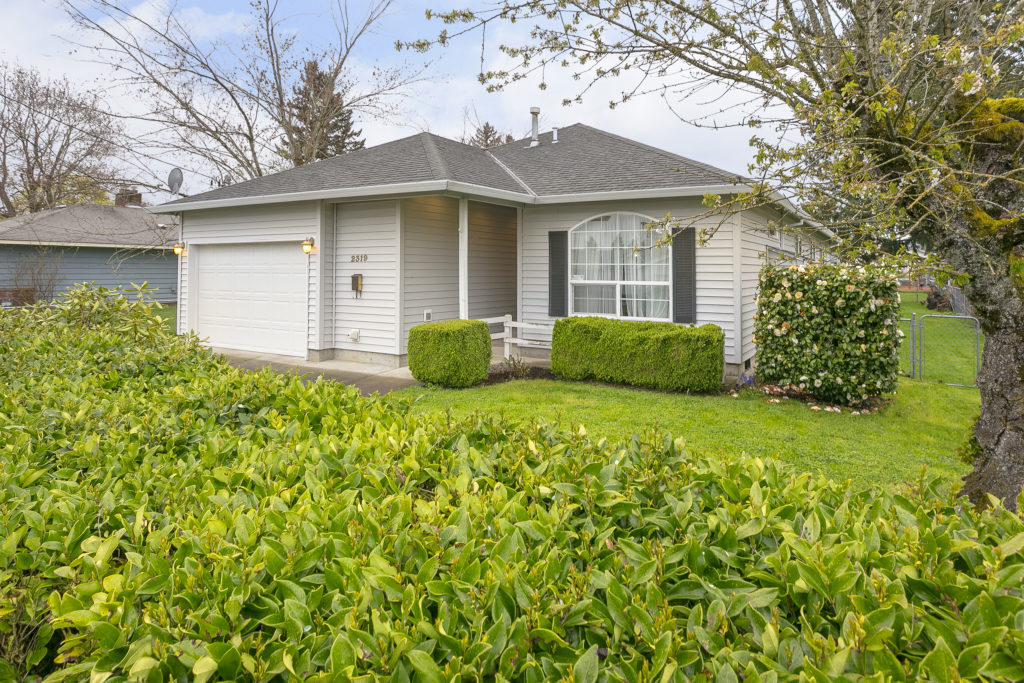 Parkrose Heights Ranch! Living Room Realty