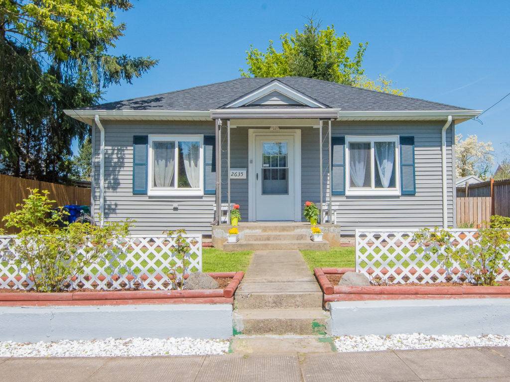 Bungalow on Baldwin St Living Room Realty