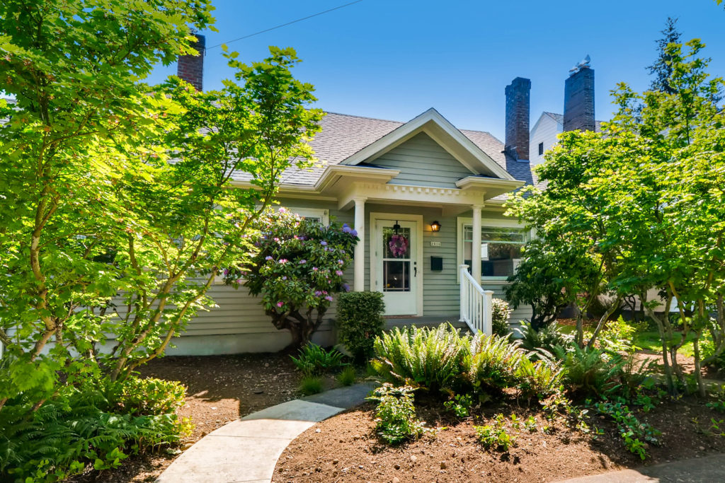 Just Listed Charming & Sunny in Rose City Park! Living Room Realty