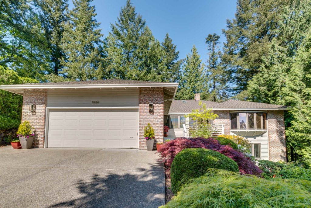 JUST LISTED WONDERLAND IN THE SOUTHWEST HILLS Living Room Realty