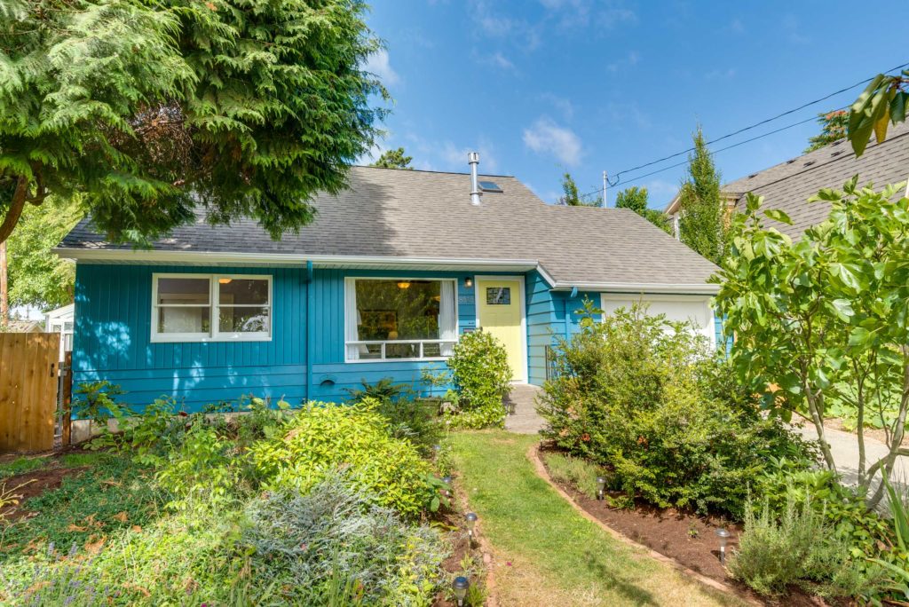 JUST LISTED SWEET PORTSMOUTH RANCHALOW Living Room Realty