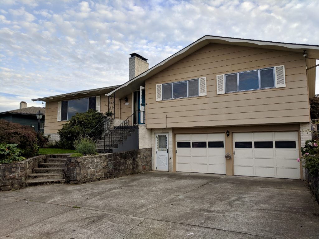 MCM Neighborhood Argay Terrace Living Room Realty