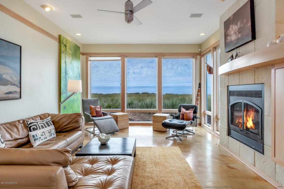 Manzanita On the Beach Ocean Breezes, Sounds and Smells Living Room