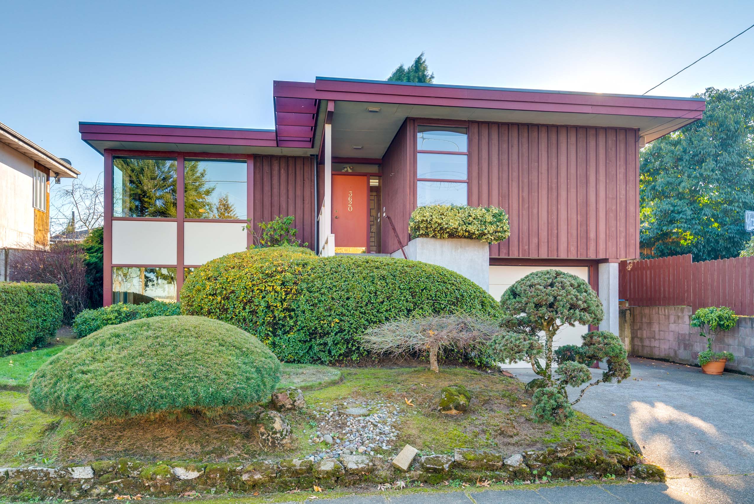 JUST LISTED: BEAUTIFUL NW REGIONAL MID-CENTURY MODERN CUSTOM HOME