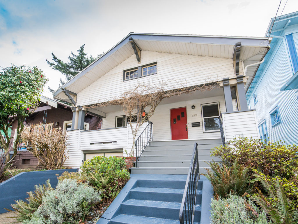 Sweet Sunnyside/Belmont Bungalow Living Room Realty