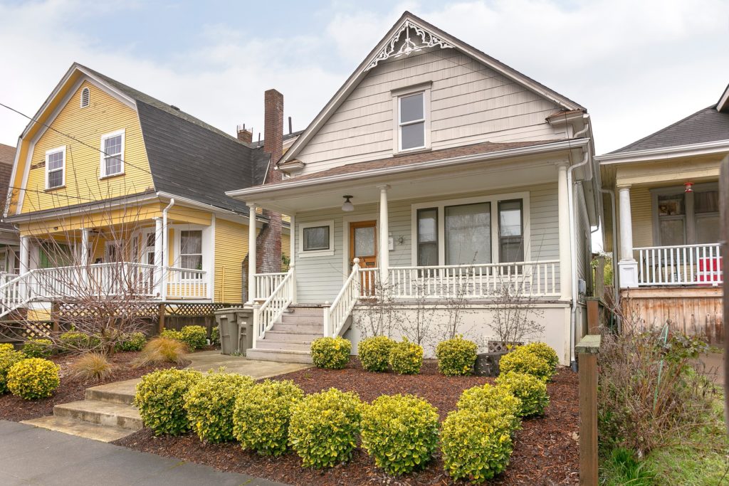 VENDOR FEATURE Squires Electric, Inc.! Living Room Realty