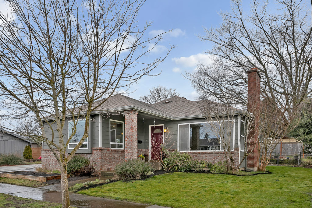 JUST LISTED! BEAMING IN BRENTWOODDARLINGTON Living Room Realty