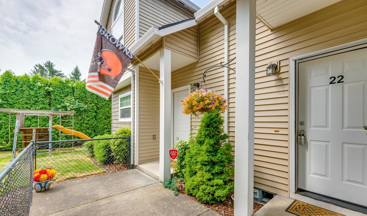 Wonderful Updated SunFilled Townhome Living Room Realty