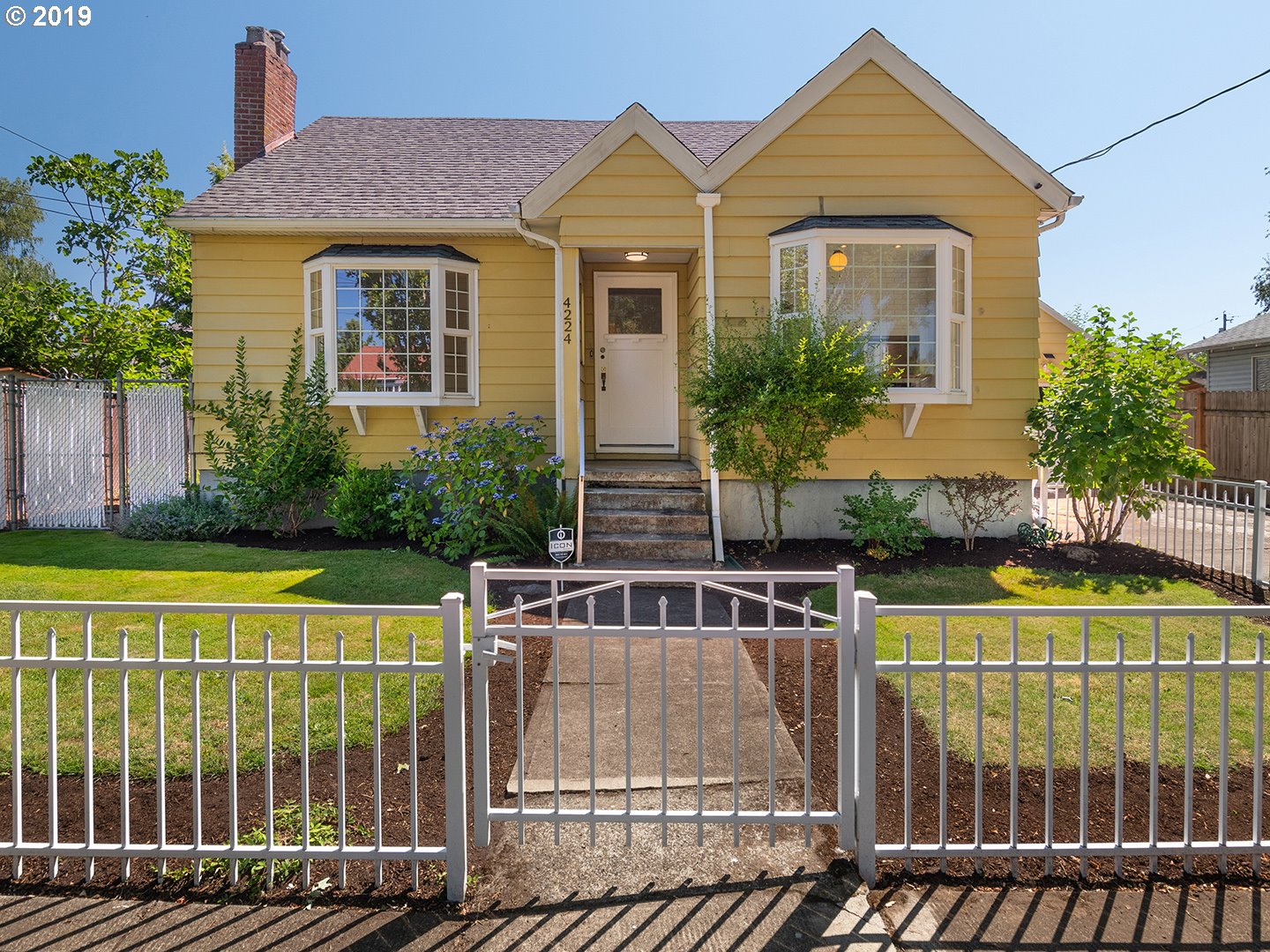 to the Neighborhood! Living Room Realty