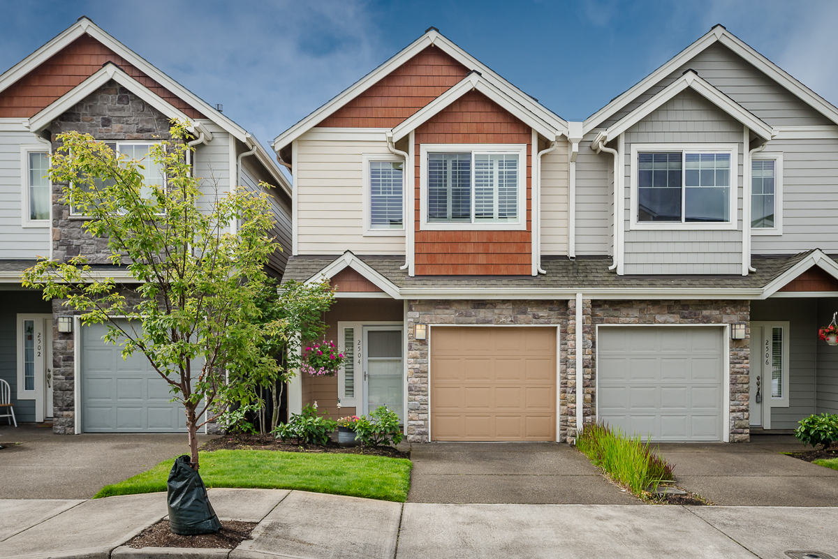 Just Sold Turnkey Townhouse in Gresham Living Room Realty