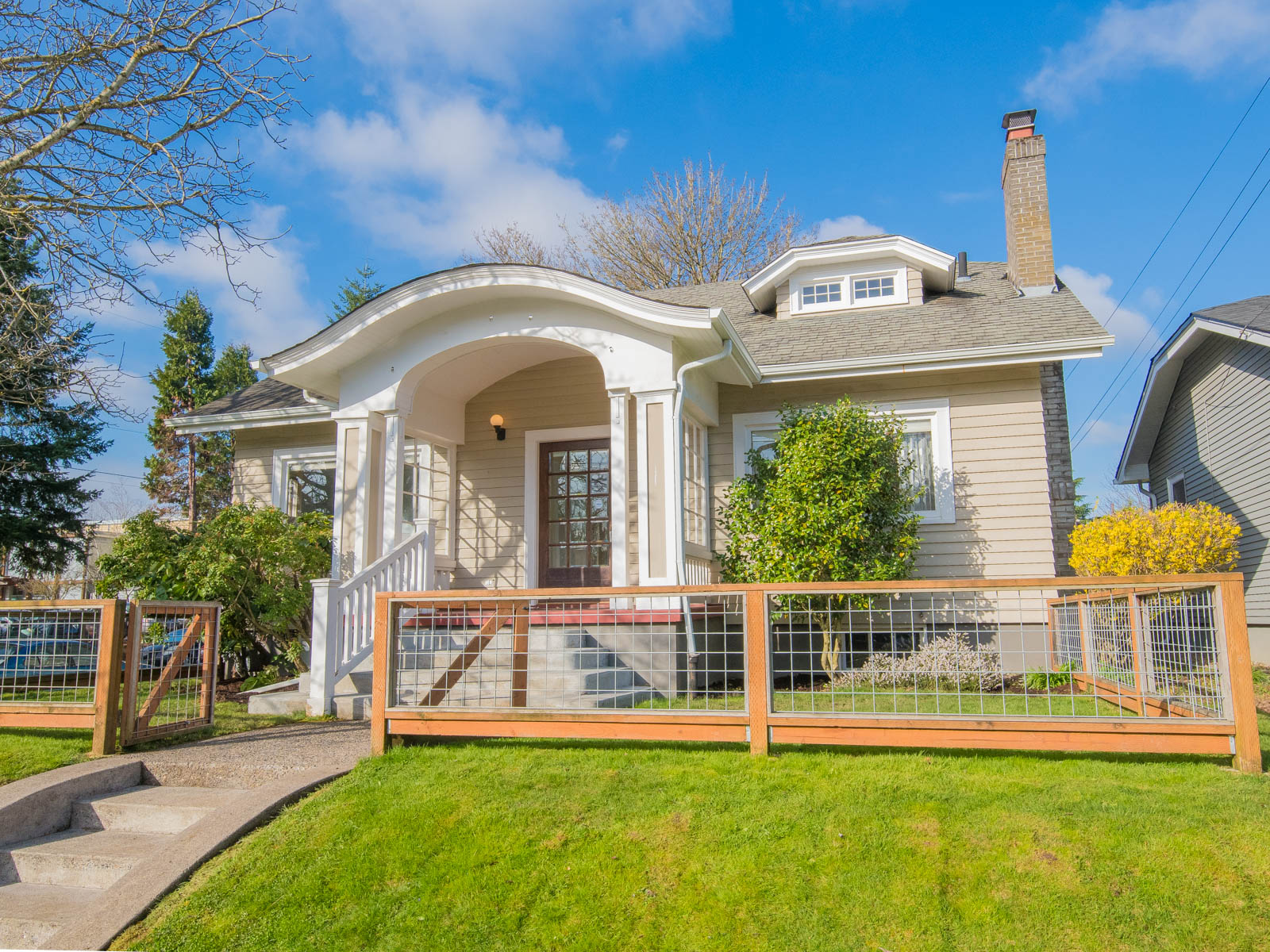 Just Listed-Classic PDX Teeming with Versatility!