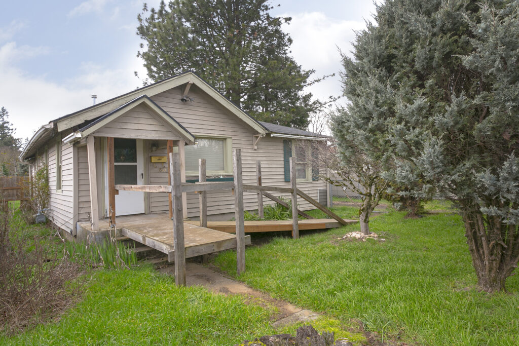 BrentwoodDarlington Rehab Opportunity Living Room Realty