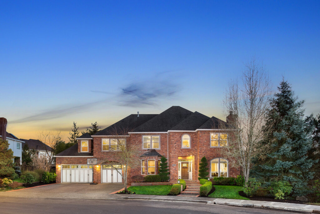 BRONSON CREEK ESTATE Living Room Realty