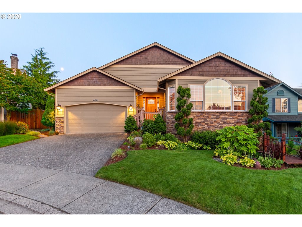 Sold in Camas! Living Room Realty