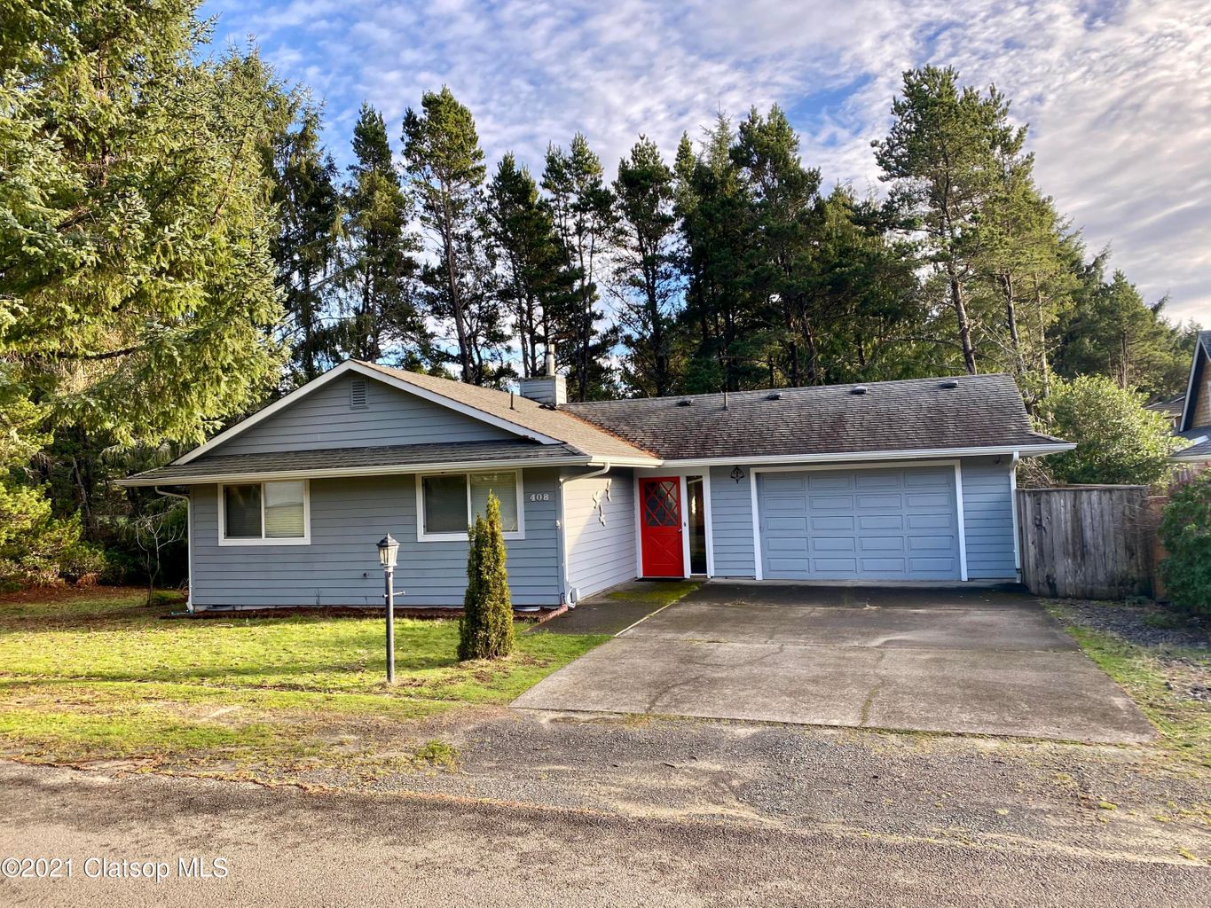 Adorable Ranch on Manzanita Links Living Room Realty