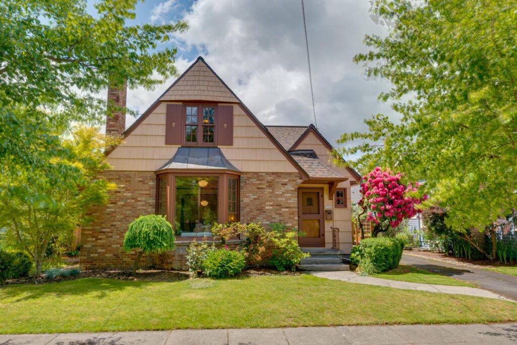 Just Listed! Colonial Heights Catch Living Room Realty