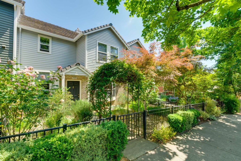 MULTNOMAH VILLAGE TOWNHOME Living Room Realty
