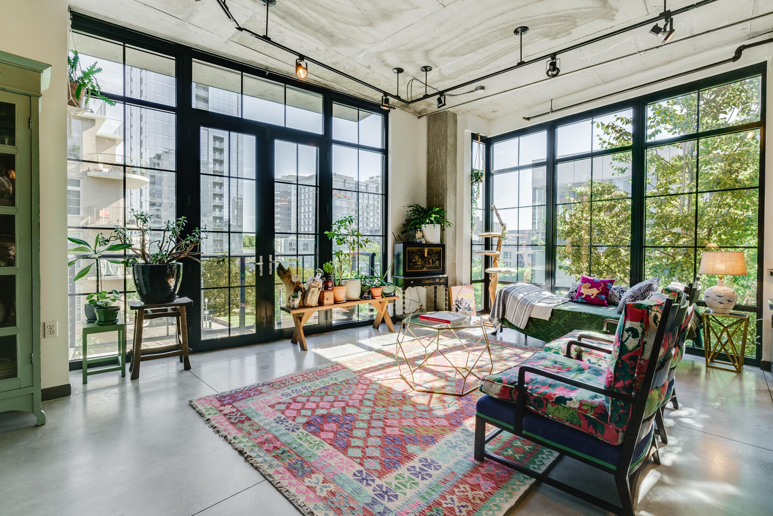 Stunning Streetcar Loft in the Pearl