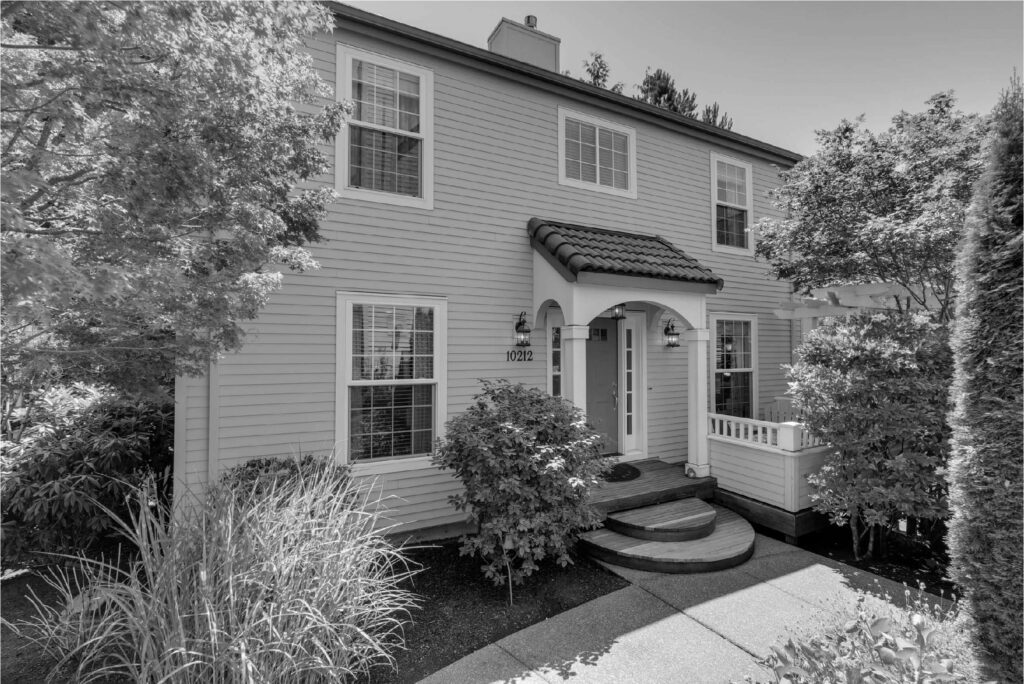 Forest Heights House with Benefits! Living Room Realty