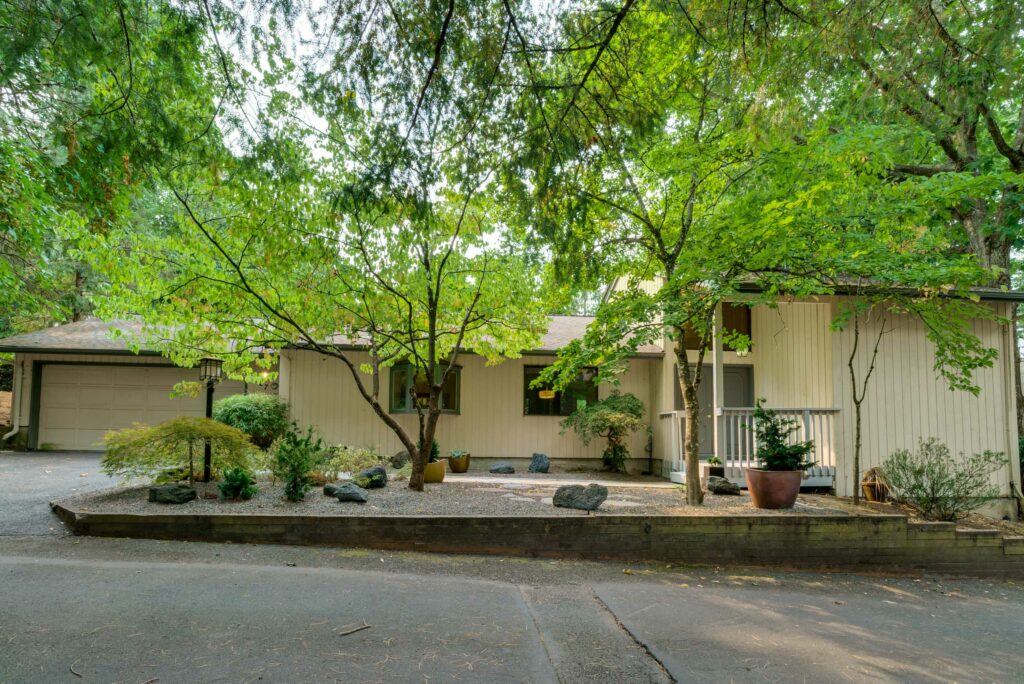 QUAIL PARK CLASSIC Living Room Realty