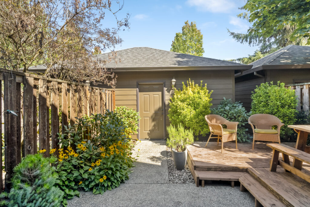 Aryne + Dulcinea with Living Room Realty, Portland, Oregon. Aryne Blumklotz, Buyers, Dulcinea Myers-Newcomb, Sellers, aryneanddulcinea.com